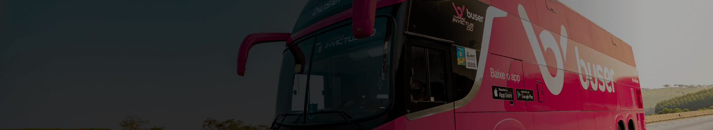 Ônibus da Buser andando na rua